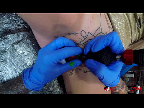 ❤️ Sully Savage, une chaudasse extrêmement tatouée, s'est fait tatouer le clitoris. ❤️❌ Vidéo de sexe at fr.pinkporno.ru ❤